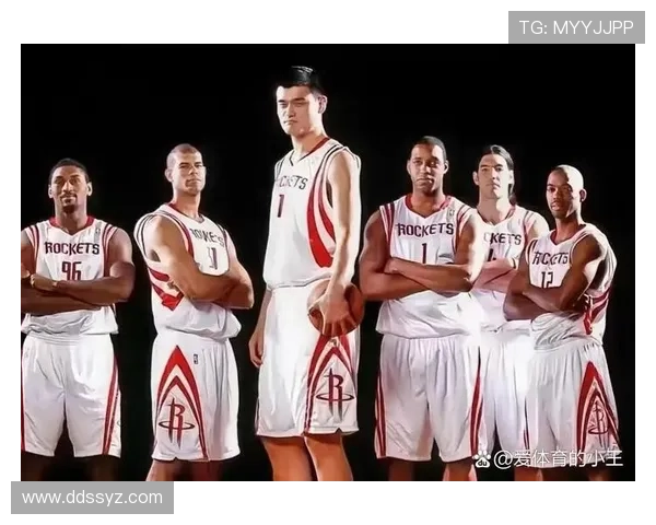 火箭队传奇姚明的辉煌时刻与球迷热烈掌声交织的篮球之夜